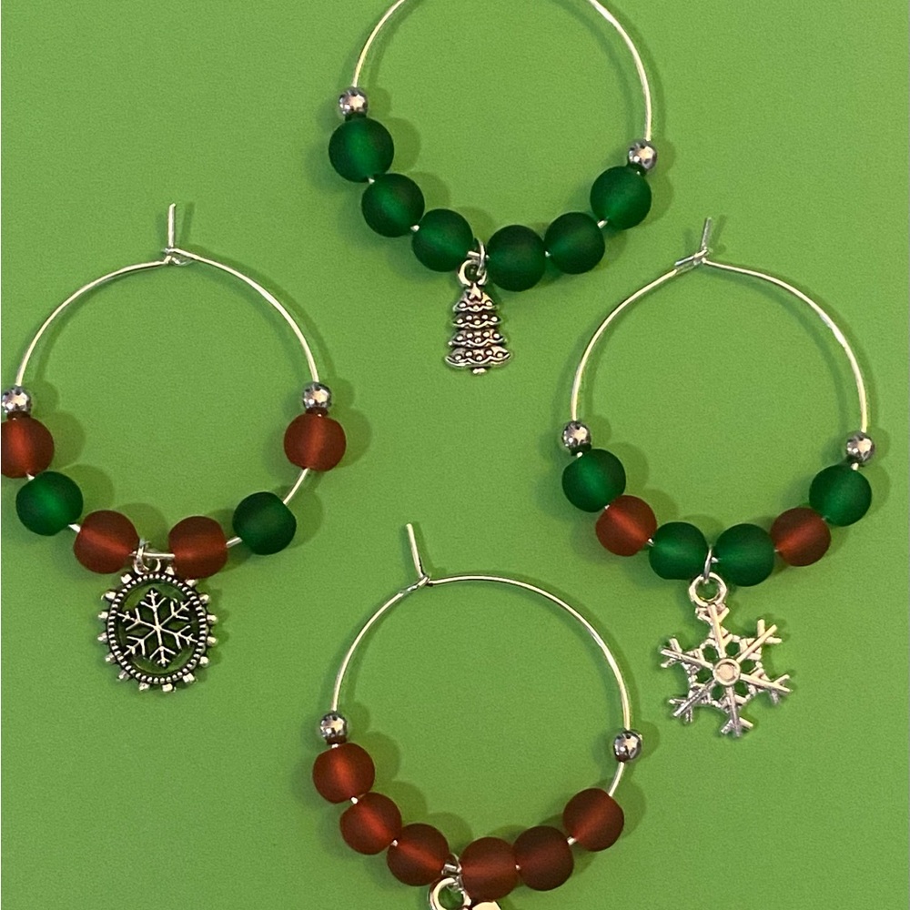 Festive Green and Red Beaded Wine Charms Set